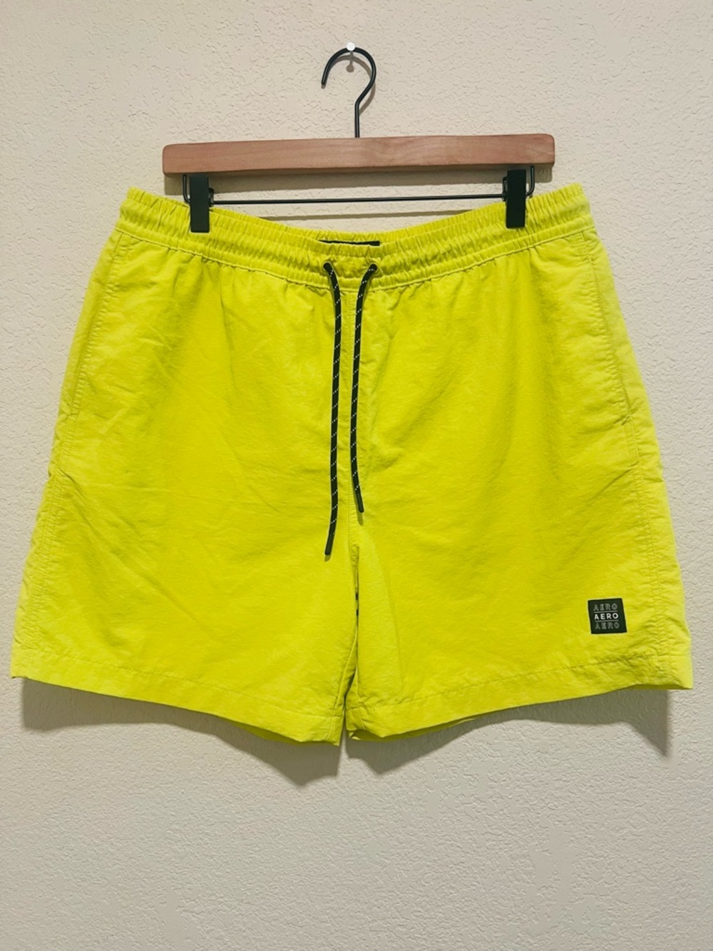 Aeropostale Kickback Shorts Men's Large Yellow Neon